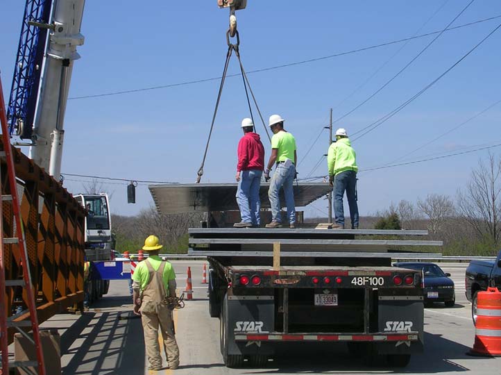 04-unloading-40ft-by-12ft-deck-panels