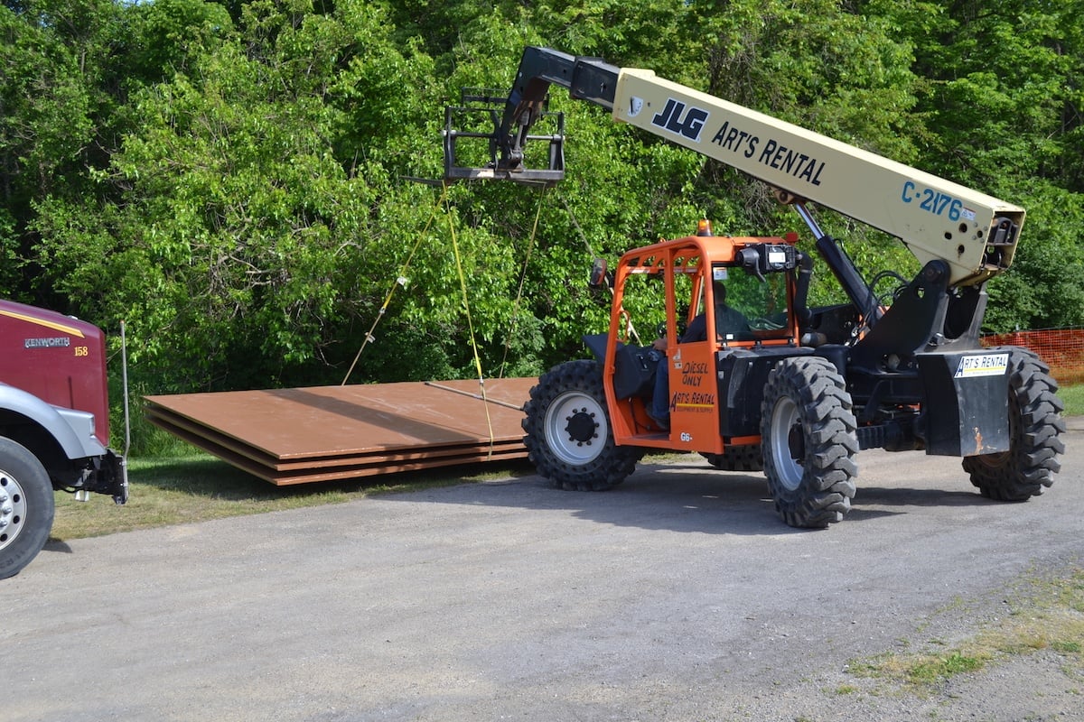 1. The FRP deck panels unloaded at the bridge site..jpg