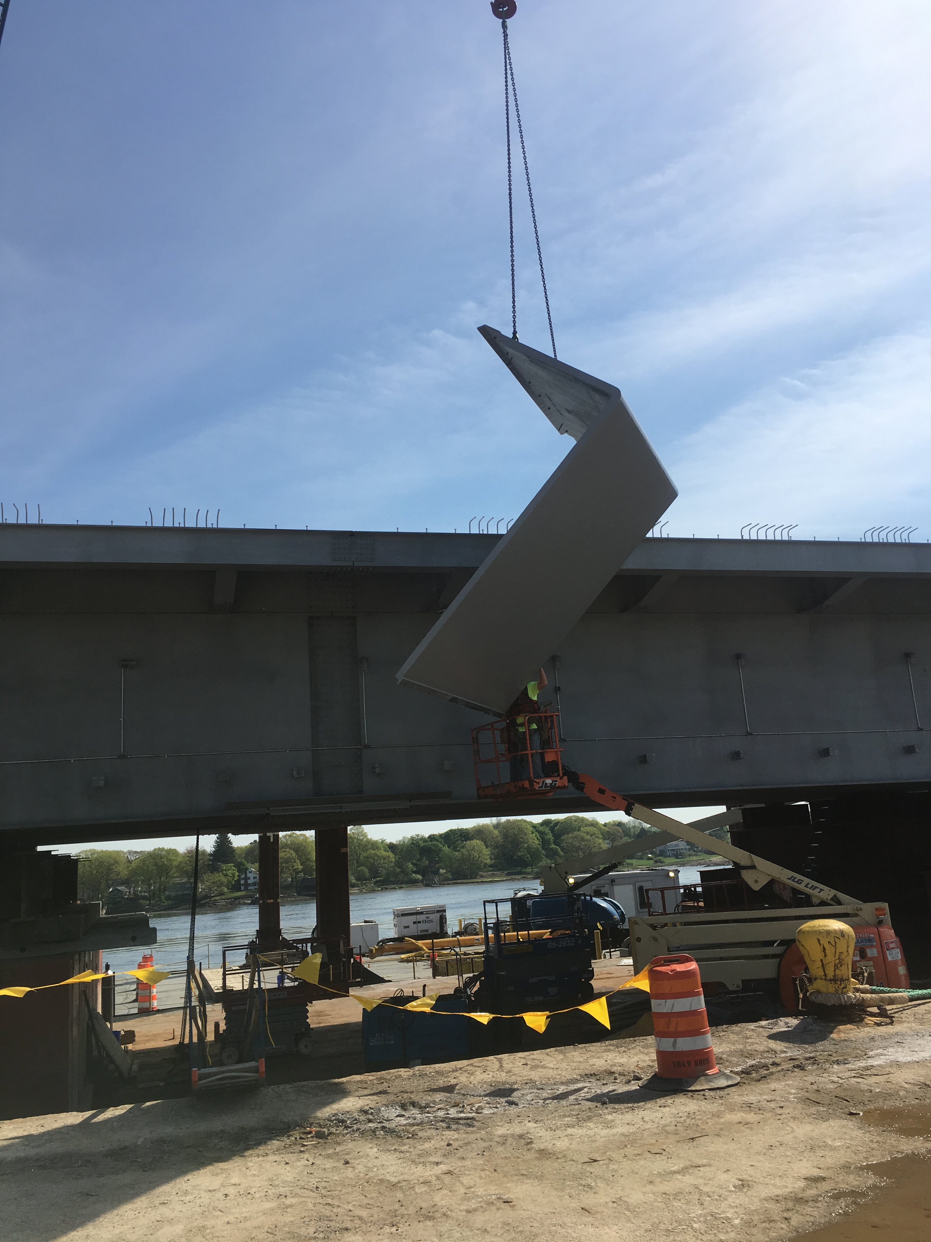 2 - SL - The fairings are attached to the lift span.jpg