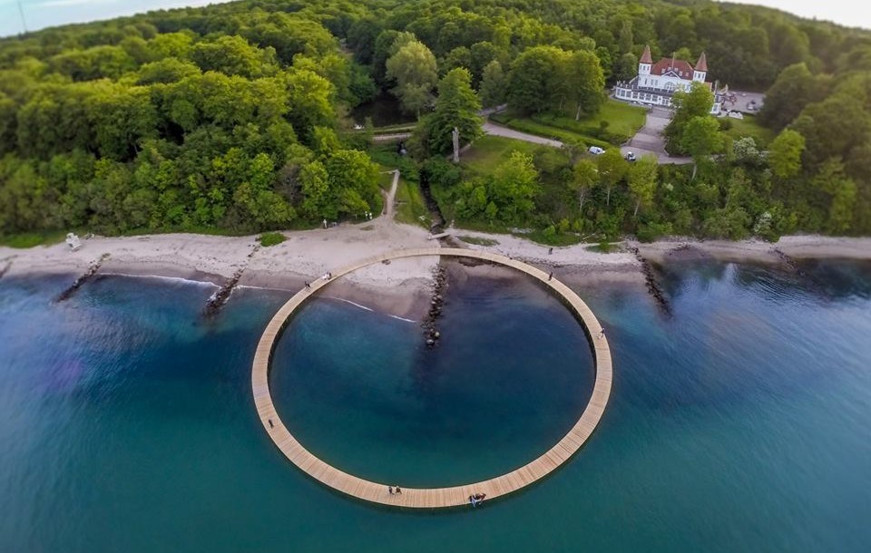 The Pedestrian Bridge with No Beginning and No End